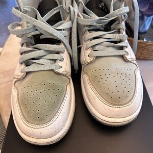 Air Jordan 1 Mid SE white/ice blue- black. Size 10